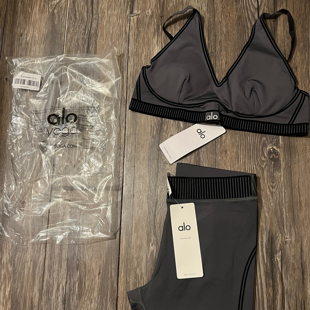 Alo Women’s Gray & Black Bra & Leggings Set Size XL